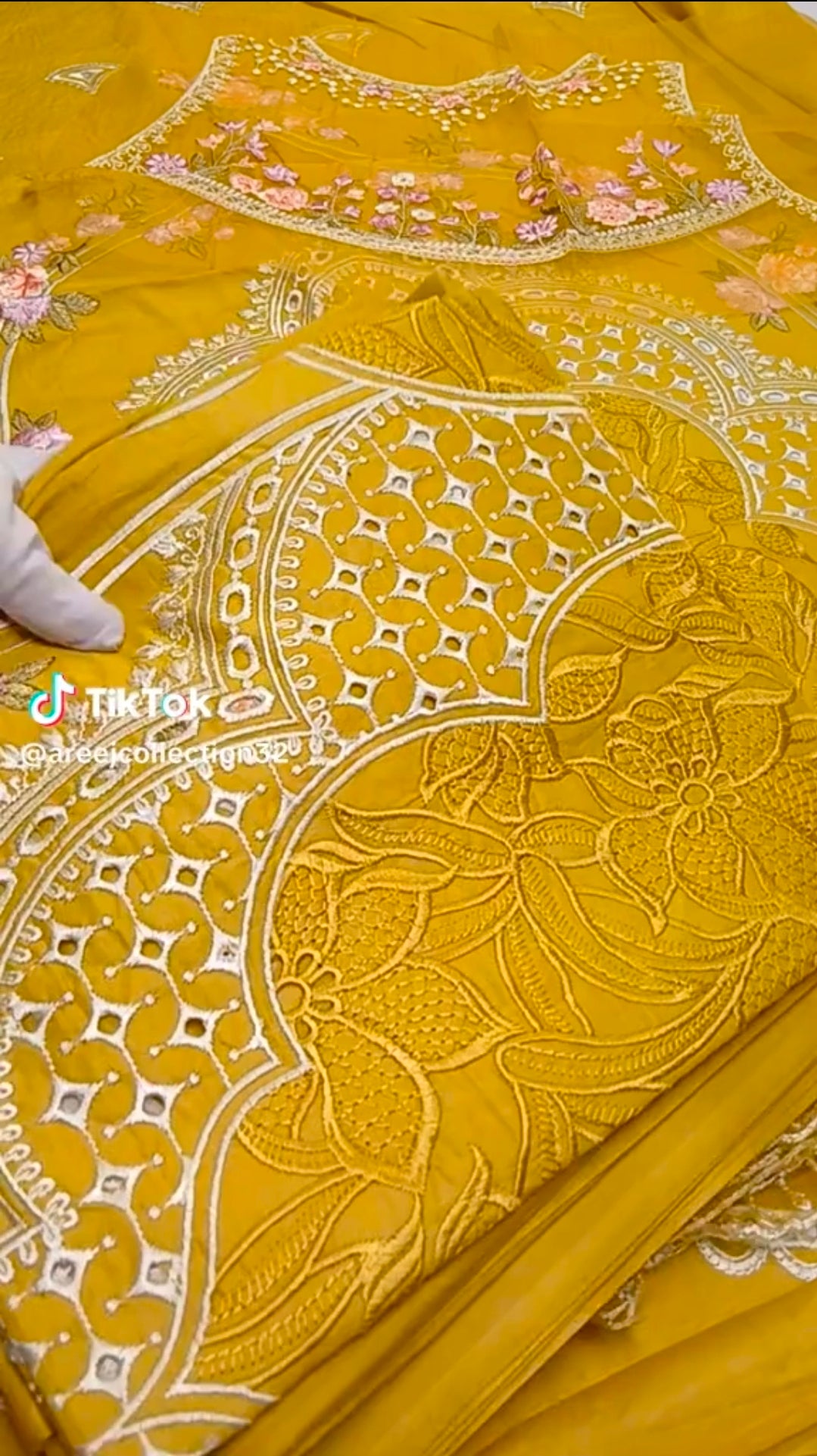 Embroidered Chikankari Lawn Suit – 3 Piece Unstitched Collection